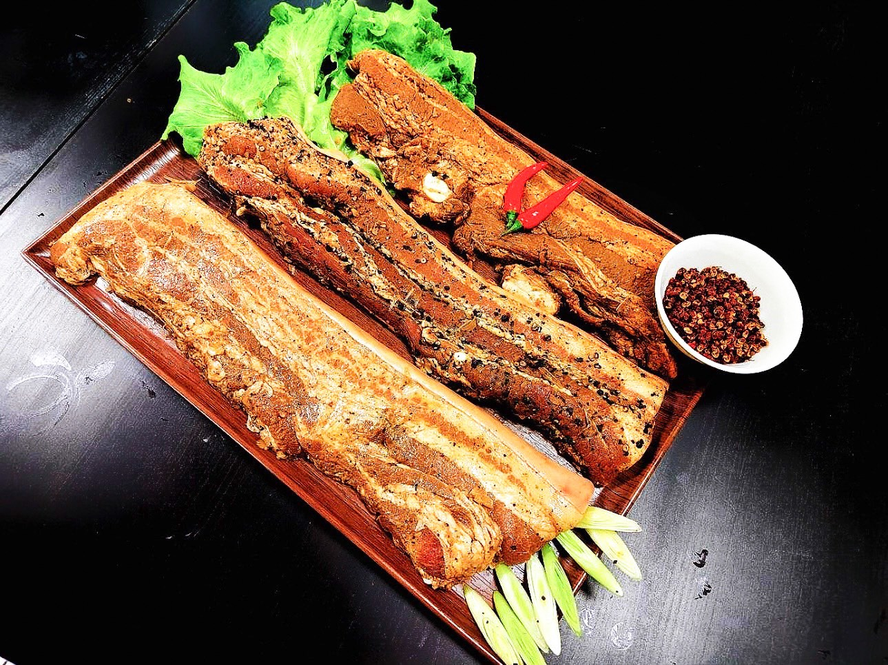 香酥烤豬肉外皮焦脆，台灣家庭聚餐必備美食